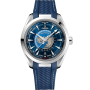 Quadrante blu guilloché con mappa del mondo e indici applicati rodiati dell’Omega Seamaster Aqua Terra 150M GMT Worldtimer 43 mm modello 220.12.43.22.03.001 con cinturino in gomma blu.